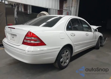 2004 Mercedes-Benz C 240 z USA, uszkodzony, nr VIN WDBRF61J64E015626